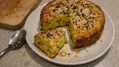 Pırasalı mısır unlu tuzlu kek: içi yumuşak, üstü susamlı nefis tarif