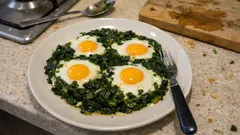 Tek tavada ıspanaklı yumurta: az malzemeyle doyurucu, tam kıvamında