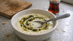 Kesilmeyen yoğurt terbiyesiyle Mülayim Çorbası: sarımsaklı, naneli tereyağıyla tam kıvamında