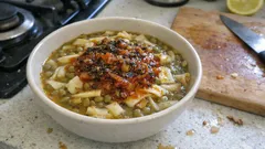 Naneli soğanlı salça sosuyla: kesme hamur çorbası (yeşil mercimekli)