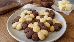 Papatya Kurabiye tarifi: vanilyalı ve kakaolu hamurla tek tepside şık sunum