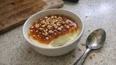 Borcama Karamelli Kaşık Tatlısı: Pürüzsüz Muhallebi ve Parlak Karamel Sosuyla