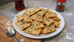 Dereotlu tuzlu kraker tarifi: ince açınca fırında tam kıtır oluyor