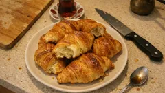 Ev Fırınında Kat Kat Kruvasan: Gece Dinlendirmeli, Tereyağı Kokulu Tarif