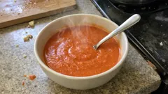 Hazır domates püresiyle tam kıvamında domates çorbası: tek tencerede, süt dokunuşuyla