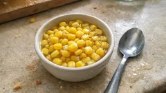 Kavanozda mısır konservesi: taneler diri kalsın diye adım adım yöntem